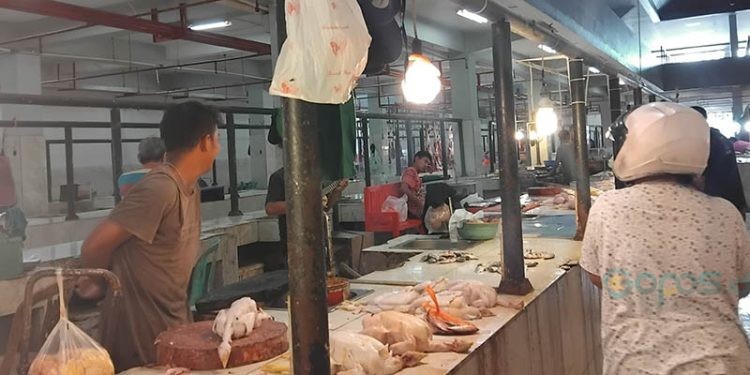 Penjual ayam potong di Pasar Sentral Kota Gorontalo. Menjelang ramadan dan lebaran permintaan daging ayam ras mengalami peningkatan. (Gina/Mg-Gopos)