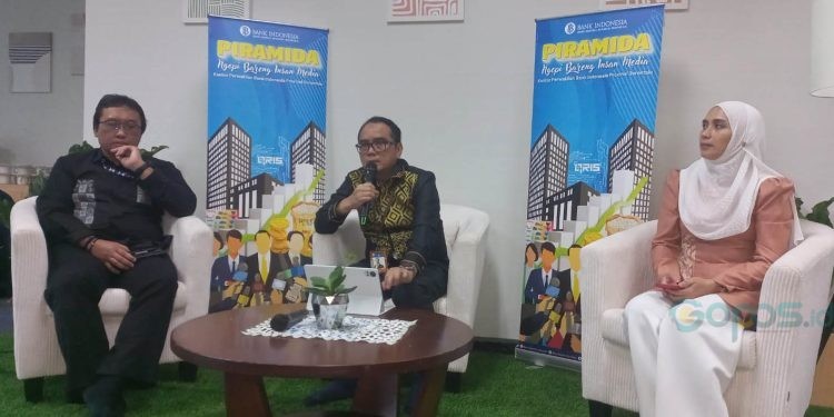 Kepala Perwakilan BI Provinsi Gorontalo, Bambang Setya Permana (tengah) didampingi Deputi Kepala Perwakilan BI Gorontalo, Ciptoning Suryo Condro (kiri), memberikan informasi perkembangan ekonomi Provinsi Gorontalo, Selasa (25/3/2025)