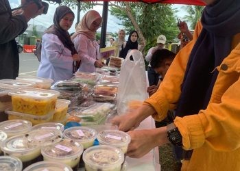 Petugas BPOM Gorontalo saat melakukan uji sampel takjil di kawasan Kalimadu Kota Gorontalo, Rabu (5/3/2025).(Foto Rama Gopos)