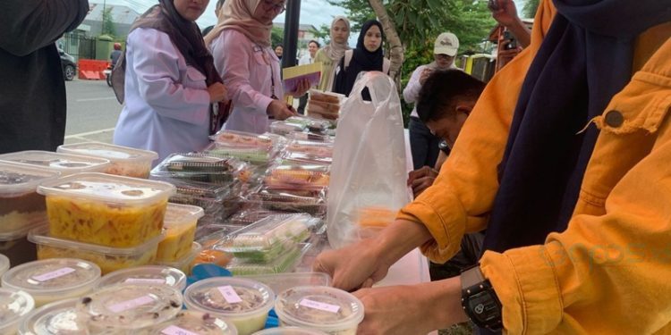 Petugas BPOM Gorontalo saat melakukan uji sampel takjil di kawasan Kalimadu Kota Gorontalo, Rabu (5/3/2025).(Foto Rama Gopos)