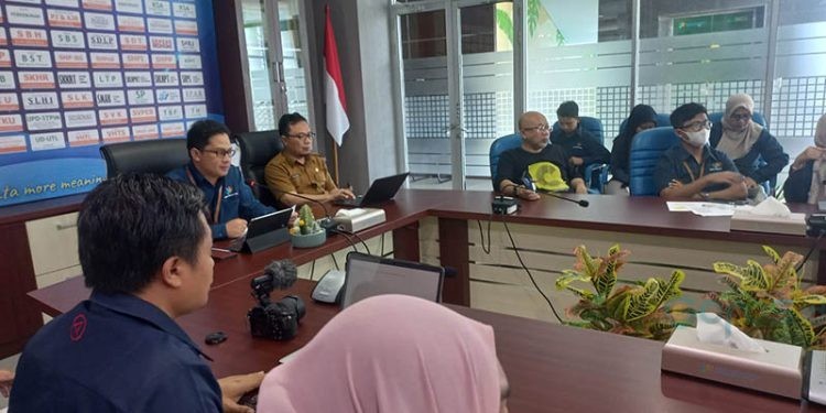 Kepala BPS Provinsi Gorontalo Mukhamad Mukhanif didampingi Kepala Bidang Ekonomi dan Sumber Daya Alam Bapppeda Provinsi Gorontalo, Max Moerad, saat menyampaikan berita resmi statistik, Senin (3/3/2025).