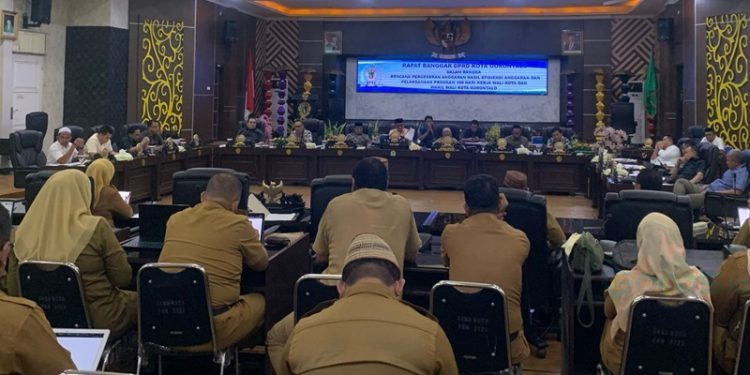 Rapat Banggar DPRD Kota Gorontalo dan TAPD Kota Gorontalo, Senin (10/3/2025).(Foto Rama Gopos)