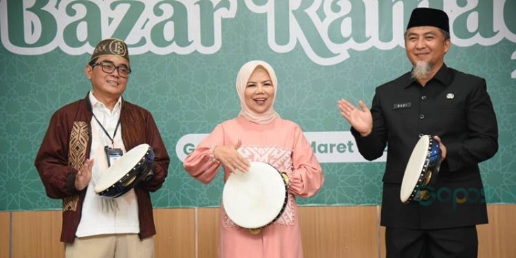 Kepala Perwakilan BI Gorontalo, Bambangg Setya Permana (kiri), Wakil Gubernur Gorontalo, Idah Syahidah, dan Ketua KEDKS Gorontalo, Budiyanto Sidiki, memukul rebana menandai pembukaan Bazar Ramadan di Galeri UMKM Olaku Gorontalo, Senin (10/3/2025). (Nova-Kominfo Gorontalo)