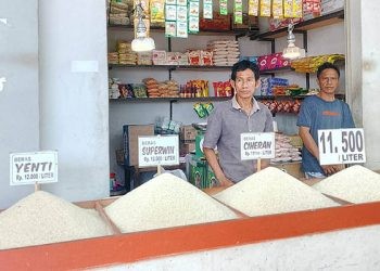 Pedagang beras di Pasar sentral Kota Gorontalo. Pada awal Maret 2025 harga beras untuk jenis medium dibanderol dengan harga mulai Rp14 ribu per kilogram.