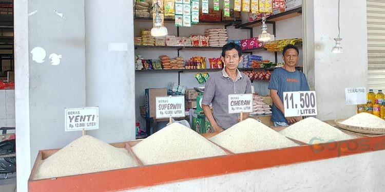 Pedagang beras di Pasar sentral Kota Gorontalo. Pada awal Maret 2025 harga beras untuk jenis medium dibanderol dengan harga mulai Rp14 ribu per kilogram.