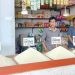 Pedagang beras di Pasar sentral Kota Gorontalo. Pada awal Maret 2025 harga beras untuk jenis medium dibanderol dengan harga mulai Rp14 ribu per kilogram.