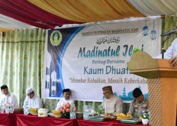 Bupati Pohuwato, Saipul Mbuinga, memberikan sambutan pada buka puasa dan berbagi bersama Majelis Pendidikan Madinatul Ilmi Paguat