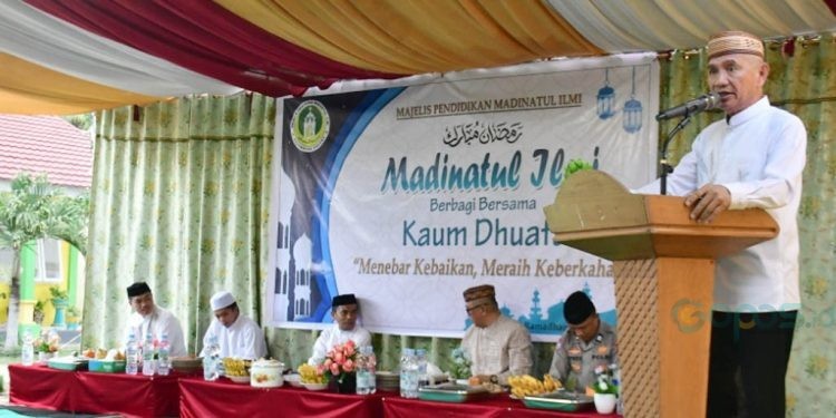 Bupati Pohuwato, Saipul Mbuinga, memberikan sambutan pada buka puasa dan berbagi bersama Majelis Pendidikan Madinatul Ilmi Paguat