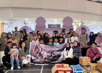 Keceriaan anak-anak dari Panti Asuhan Marhamah berpose bersama manajemen Citimall Gorontalo dalam program CSR Citimal Gorontalo berbagi berkah ramadan, Jumat (21/3/2025)