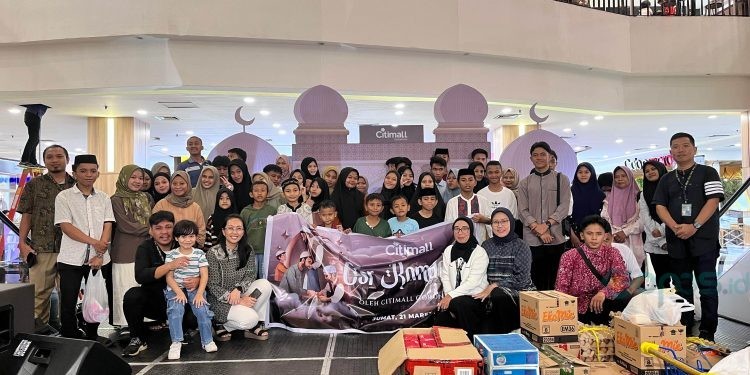 Keceriaan anak-anak dari Panti Asuhan Marhamah berpose bersama manajemen Citimall Gorontalo dalam program CSR Citimal Gorontalo berbagi berkah ramadan, Jumat (21/3/2025)