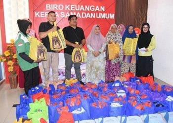 DWP Pegawai UNG saat menyediakan bantuan sembako untuk pegawai kontrak, satpam, petugas kebersihan dan masyarakat di sekitar kampus UNG.(Foto UNG)