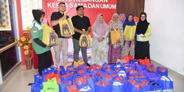 DWP Pegawai UNG saat menyediakan bantuan sembako untuk pegawai kontrak, satpam, petugas kebersihan dan masyarakat di sekitar kampus UNG.(Foto UNG)