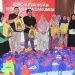 DWP Pegawai UNG saat menyediakan bantuan sembako untuk pegawai kontrak, satpam, petugas kebersihan dan masyarakat di sekitar kampus UNG.(Foto UNG)