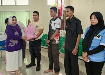 Ketua DWP UNG Cecy Rahma Karim saat menyerahkan secara simbolis paket sembako kepada masyarakat kampus yang terdiri dari tenaga kontrak, petugas kebersihan dan satuan pengamanan.