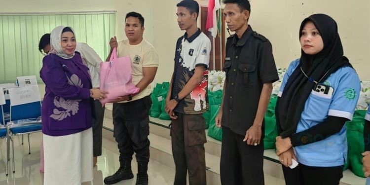 Ketua DWP UNG Cecy Rahma Karim saat menyerahkan secara simbolis paket sembako kepada masyarakat kampus yang terdiri dari tenaga kontrak, petugas kebersihan dan satuan pengamanan.