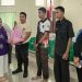 Ketua DWP UNG Cecy Rahma Karim saat menyerahkan secara simbolis paket sembako kepada masyarakat kampus yang terdiri dari tenaga kontrak, petugas kebersihan dan satuan pengamanan.
