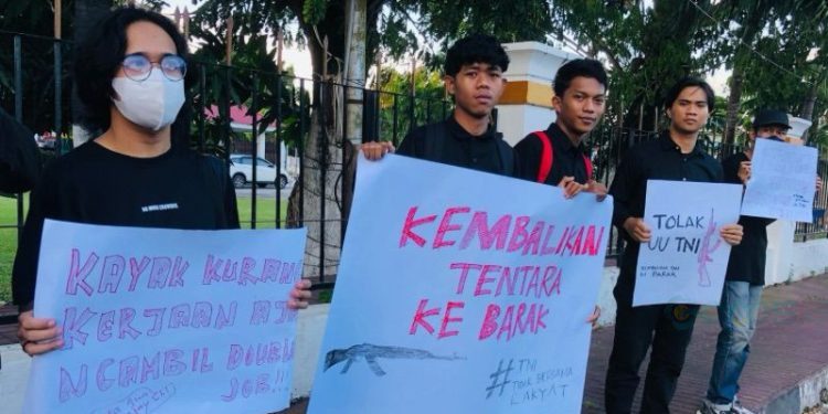 Aksi penolakan RUU TNI oleh Koalisi Masyarakat Sipil untuk Demokrasi Gorontalo, kamis (27/03/25). (Foto: Istimewa)