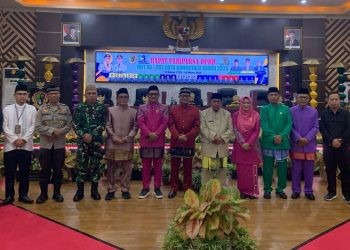 Walikota Gorontalo Adhan Dambea bersama Ketua DPRD Kota Gorontalo Irwan Hunawa serta beberapa pejabat lainnya di sela-sela rapat Paripurna HUT ke-297 Kota Gorontalo, Rabu (19/3/2025).(Foto Rama gopos)
