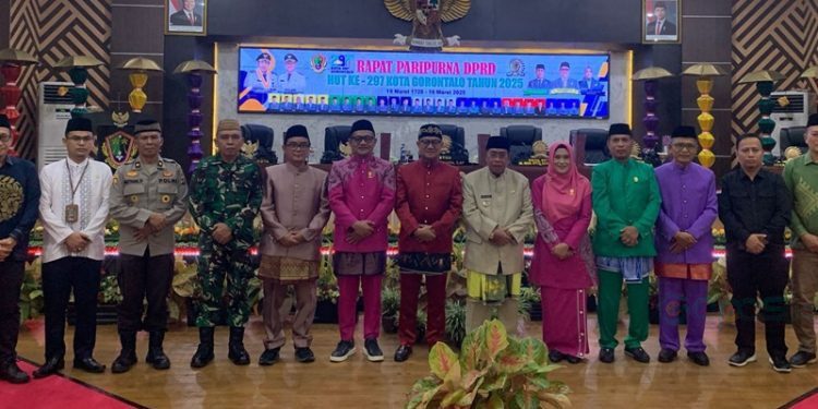 Walikota Gorontalo Adhan Dambea bersama Ketua DPRD Kota Gorontalo Irwan Hunawa serta beberapa pejabat lainnya di sela-sela rapat Paripurna HUT ke-297 Kota Gorontalo, Rabu (19/3/2025).(Foto Rama gopos)