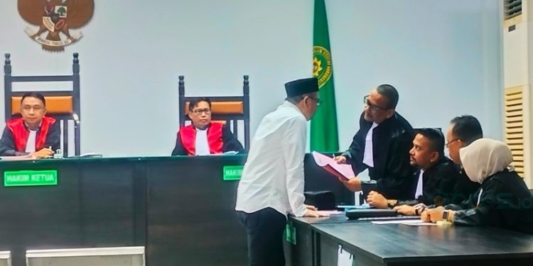 Hamim Pou bersama tim kuasa hukumnya pada sidang perdana kasus dugaan korupsi bansos di Pengadilan Tipikor Gorontalo, Selasa (11/3/2025).(Foto Putra Gopos)