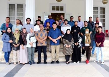 Foto bersama wartawan dengan Gubernur Gusnar Ismail dan Wagub Idah Syahidah Rusli Habibie usai konferensi pers di rumah jabatan gubernur, Minggu (2/3/2025). (Foto : Haris)