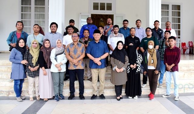 Foto bersama wartawan dengan Gubernur Gusnar Ismail dan Wagub Idah Syahidah Rusli Habibie usai konferensi pers di rumah jabatan gubernur, Minggu (2/3/2025). (Foto : Haris)