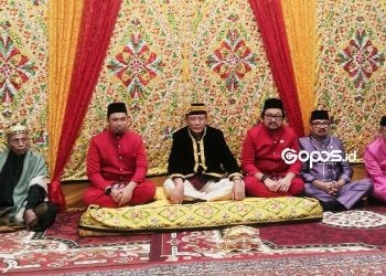 Gubernur Gorontalo Gusnar Ismail bersama Ketua Tim Penggerak PKK, Nani Mokodongan jalani prosesi adat Moloopu di Rujab Gubernur Gorontalo.
