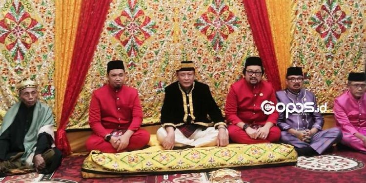 Gubernur Gorontalo Gusnar Ismail bersama Ketua Tim Penggerak PKK, Nani Mokodongan jalani prosesi adat Moloopu di Rujab Gubernur Gorontalo.