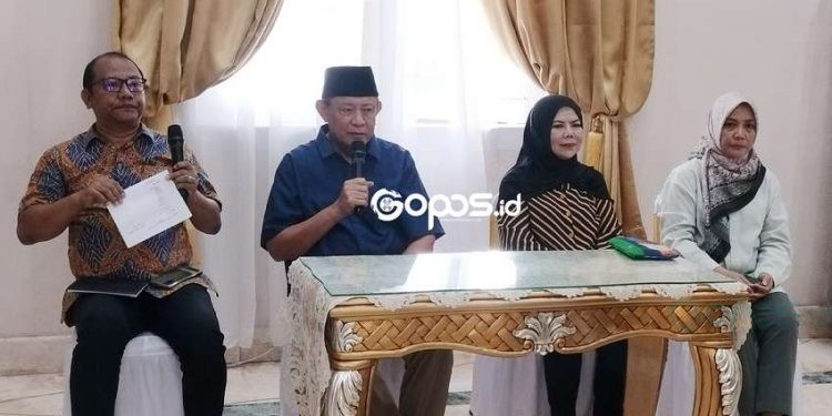 Gubernur Gorontalo Gusnar Ismail dan Wakil Gubernur Gorontalo Idah Syahidah membahas beberapa hal termasuk program 100 hari kerja.