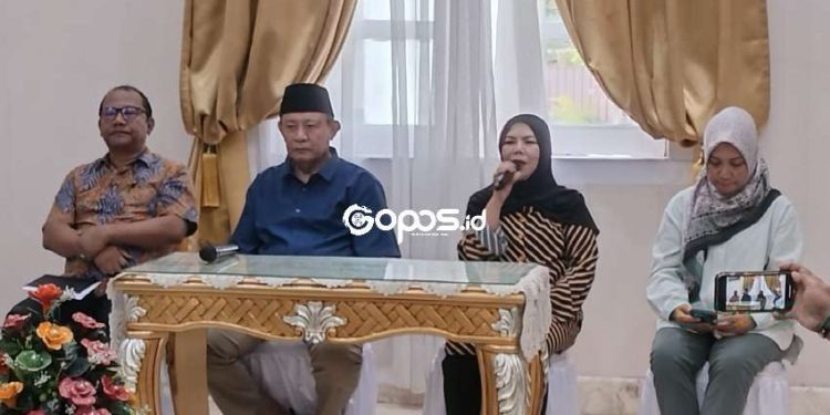 Wagub Idah Syahidah Rusli Habibie memberikan pernyataan dihadapan wartawan pada konferensi pers di rumah jabatan Gubernur Gorontalo
