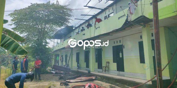 Kebakaran melanda sebuah kos-kosan dua lantai di Desa Iloheluma, Kecamatan Tilongkabila Bone Bolango, sekitar pukul 10.30 WITA, Rabu (05/03/2025).