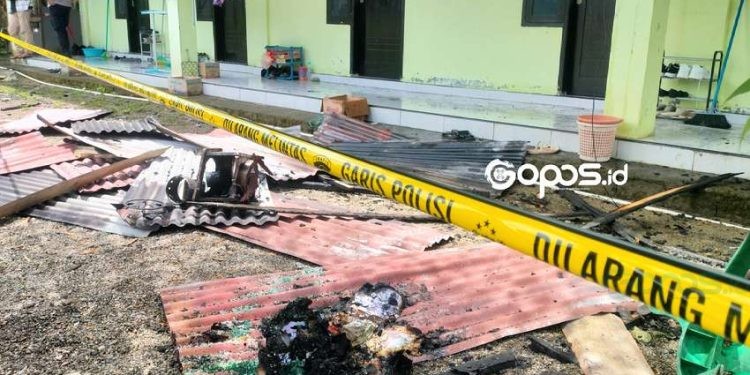 Kebakaran yang menghanguskan 6 kamar kos di Desa Iloheluma, Kecamatan Tilongkabila, Kabupaten Bone pagi tadi Rabu (5-3-2025)