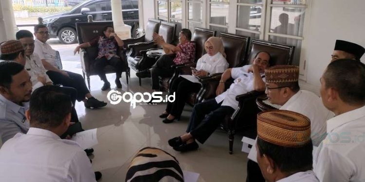 Adhan mengumpulkan semua camat se Kota Gorontalo di Rumah Dinas Walikota Gorontalo, Rabu (5-3-2025).