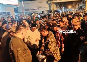 Walikota Gorontalo Adhan Dambea terlihat terjun langsung melaksanakan pengukuran Lapak pasar senggol Kota Gorontalo, Kamis dini hari (6-3-2025).