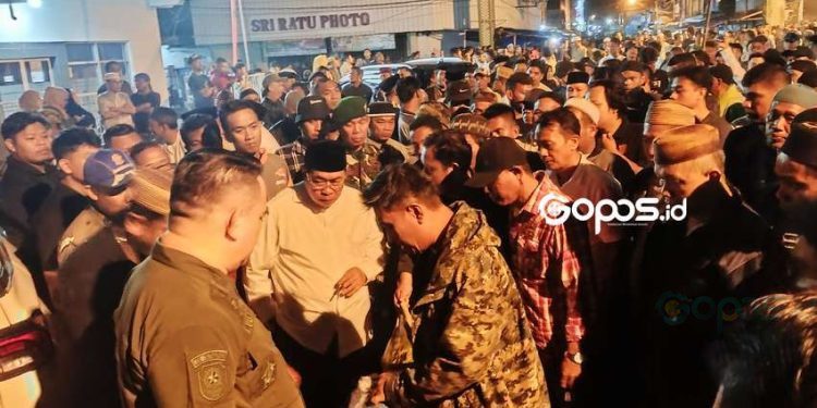 Walikota Gorontalo Adhan Dambea terlihat terjun langsung melaksanakan pengukuran Lapak pasar senggol Kota Gorontalo, Kamis dini hari (6-3-2025).