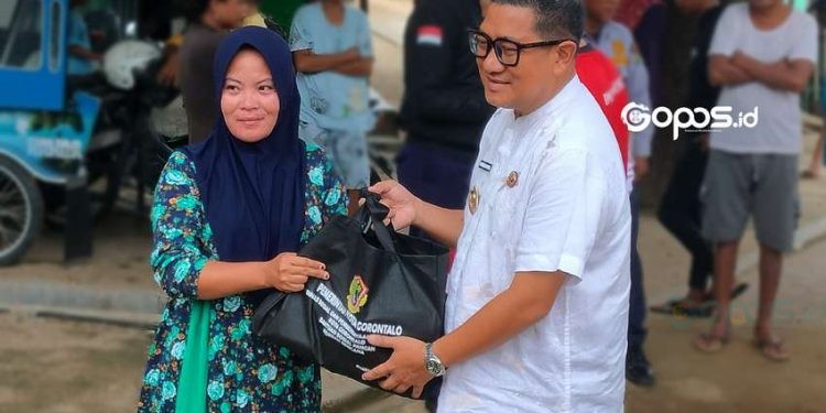Wakil Walikota Gorontalo, Indra Gobel menyerahkan langsung bantuan longsor terhadap masyarakat di jalan Lotu Kelurahan Talumolo, Kecamatan Dumbo Raya, Kota Gorontalo, Jumat (7-3-2025).