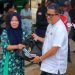 Wakil Walikota Gorontalo, Indra Gobel menyerahkan langsung bantuan longsor terhadap masyarakat di jalan Lotu Kelurahan Talumolo, Kecamatan Dumbo Raya, Kota Gorontalo, Jumat (7-3-2025).