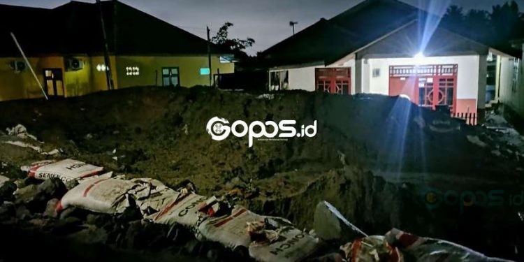 Material Tanah dan Pasir masih bertumpuk di halaman rumah warga pasca banjir di Desa Tanah Putih Kecamatan Botupingge.