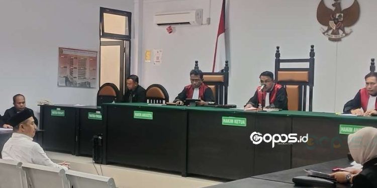 Mantan Bupati Bone Bolango, Hamim Pou akhirnya menjalani sidang perdananya dalam kasus dugaan korupsi Bantuan Sosial (Bansos) di Pengadilan Tindak Pidana Korupsi (Tipikor) Gorontalo, Selasa (11-3-2025).