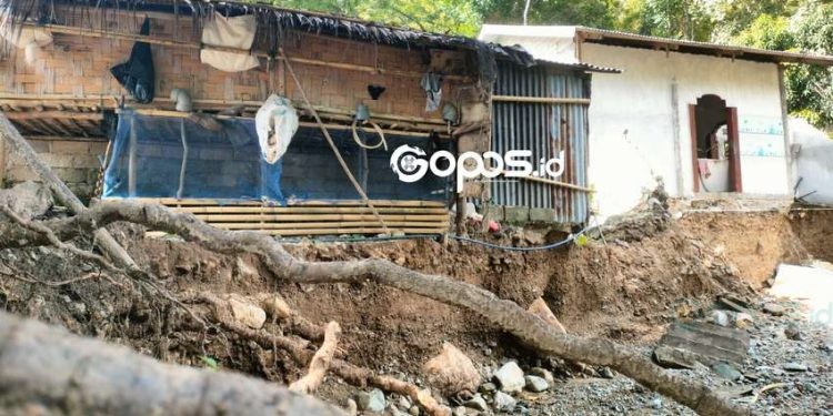 Seorang warga di Biluango Reti S Muko terpaksa tinggal dirumahnya yang hampir habis dihantam banjir sejak November 2024.