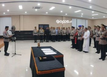 Kapolda Gorontalo, Irjen Pol. Drs. Raden Eko Wahyu Prasetyo, S.H., memimpin langsung Upacara Serah Terima Jabatan (SERTIJAB) Empat Pejabat Utama (PJU) Polda Gorontalo sore tadi pukul 16.00 WITA bertempat di Aula Ditlantas Polda Gorontalo. Jumat (21/3/2025)