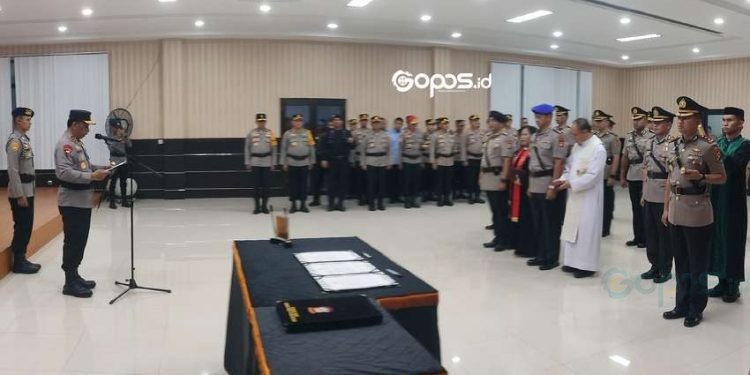 Kapolda Gorontalo, Irjen Pol. Drs. Raden Eko Wahyu Prasetyo, S.H., memimpin langsung Upacara Serah Terima Jabatan (SERTIJAB) Empat Pejabat Utama (PJU) Polda Gorontalo sore tadi pukul 16.00 WITA bertempat di Aula Ditlantas Polda Gorontalo. Jumat (21/3/2025)