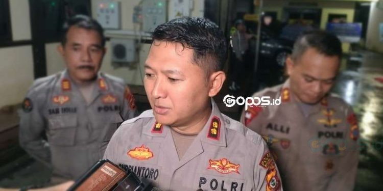 Kapolres Bone Bolango, AKBP Supriantoro diwawancarai awak media.