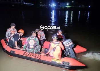 Tim SAR Gabungan yang terdiri dari SAR, TNI-Polri terjun langsung mencari warga yang diduga hilang di sungai Bone, Kelurahan Botu, Kecamatan Dumbo Raya Senin malam (24-3-2025).