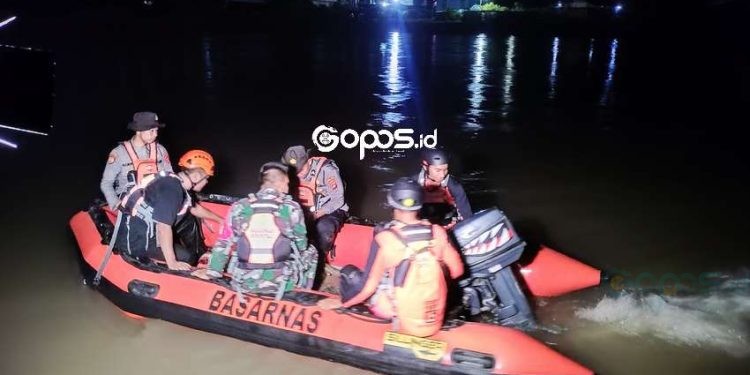 Tim SAR Gabungan yang terdiri dari SAR, TNI-Polri terjun langsung mencari warga yang diduga hilang di sungai Bone, Kelurahan Botu, Kecamatan Dumbo Raya Senin malam (24-3-2025).