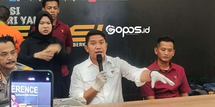 DitReskrimsus Polda Gorontalo, Kombes Pol Maruly Pardede saat memberikan keterangan di konferensi pers BBM bersubsidi, Kamis (27-3-2025). Putra/Gopos