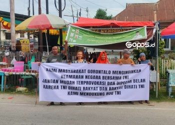 Sejumlah Masyarakat Gorontalo turun ke jalan untuk berbagi takjil sekaligus menyuarakan dukungan terhadap Undang-Undang Tentara Nasional Indonesia (UU TNI), Sabtu (29-3-2025).