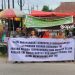 Sejumlah Masyarakat Gorontalo turun ke jalan untuk berbagi takjil sekaligus menyuarakan dukungan terhadap Undang-Undang Tentara Nasional Indonesia (UU TNI), Sabtu (29-3-2025).