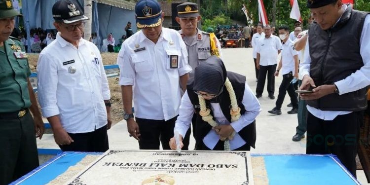 Mak Rini saat meresmikan DAM Kali Bentak di Panggungrejo Blitar. (Foto: Prokopim Blitar)