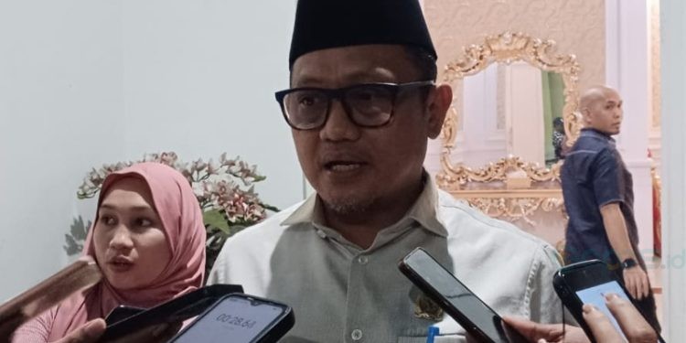 Ketua DPRD Kota Gorontalo, Irwan Hunawa diwawancarai Selasa (18/3/2025). (Foto: Sari/gopos)
